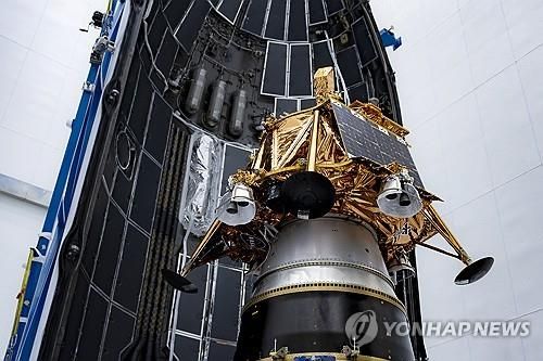 달 착륙선 블루 고스트가 로켓에 탑재되는 모습 