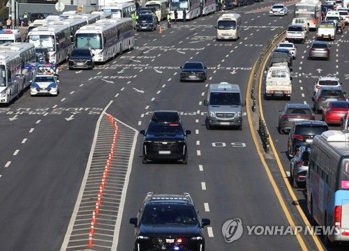 과천 공수처로 향하는 윤석열 대통령 차량 행렬