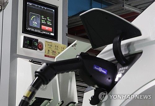 서울 한 전기차 주차장에 주차된 전기차에 충전기가 꽂혀있다. [연합뉴스 자료사진]