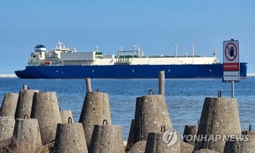 폴란드 항구에 들어가는 미국 LNG 수송선