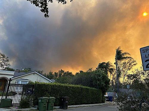 산불 위협을 받고 있는 LA 주택가
