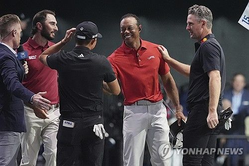 경기 후 인사하는 우즈(가운데)