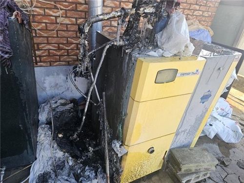 불에 탄 흔적이 남은 보일러 배관