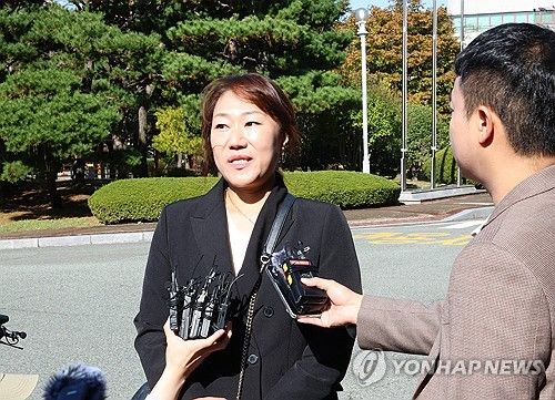 검찰 조사 위해 창원지검에 출석한 강혜경씨