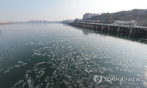 수면 얼기 시작하는 한강