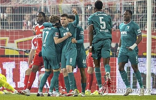 골세리머니를 펼치는 아우크스부르크 선수들