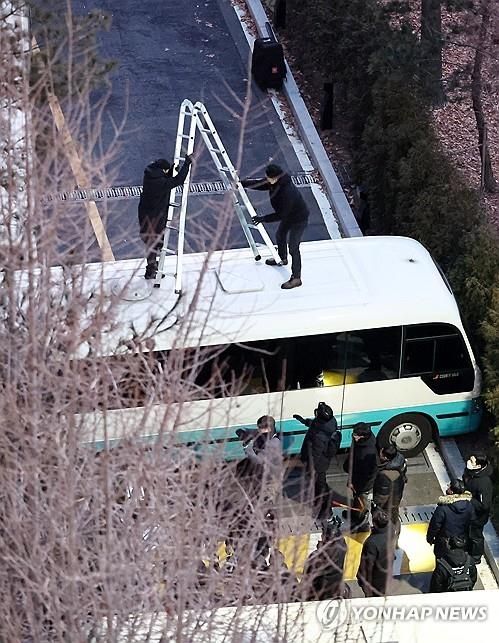 윤 대통령 2차 체포영장 집행, 사다리로 차벽 넘는 경찰 (서울=연합뉴스) 윤동진 기자 = 고위공직자범죄수사처(공수처)와 경찰이 윤석열 대통령에 대한 2차 체포영장 집행에 나선 15일 서울 용산구 한남동 대통령 관저 입구에서 경찰이 차벽을 넘기 위해 사다리를 설치하고 있다. 2025.1.15 mon@yna.co.kr