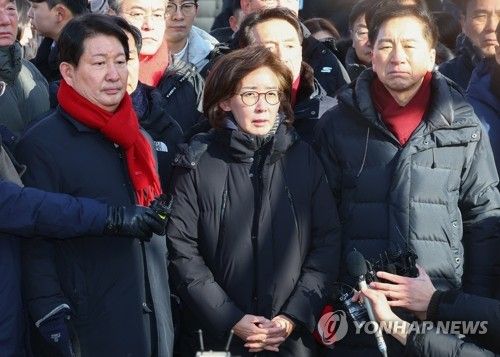 관저 앞 발언하는 나경원 의원