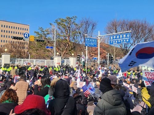 정부과천청사 외부에서 진행 중인 윤 대통령 지지자 집회