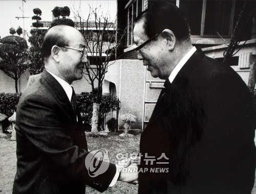 악수 하는 최규하 전두환 전 대통령