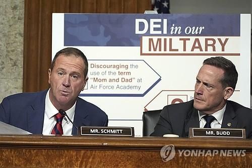 미군 내 다양성 정책 비판하는 미 공화당 상원의원