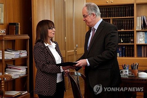 타술라스 차기 대통령 후보자(오른쪽)와 사켈라로풀루 현 대통령의 2020년 모습