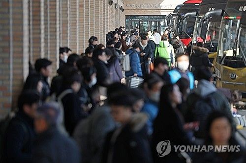 설 연휴 D-1, 붐비는 고속버스터미널