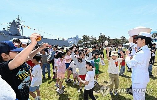 어린이 놀이터가 된 해군 1함대 연병장