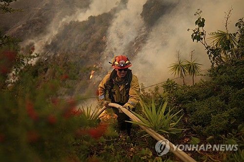 LA 팰리세이즈 산불 지역에서 화재 진압 중인 소방관 