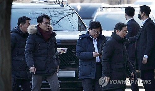 공수처 들어가는 윤 대통령 변호인단