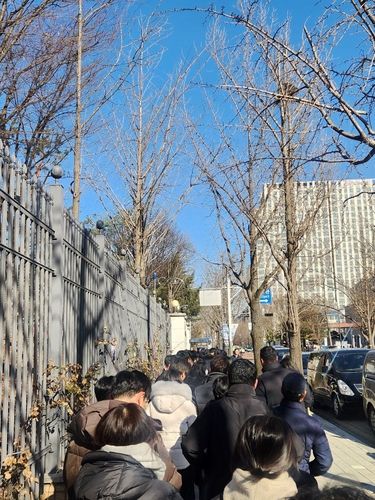 과천청사 옆문에 줄 서 있는 직원들