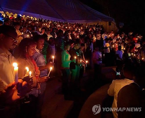 집단학살 희생자 추모하는 르완다 젊은이들