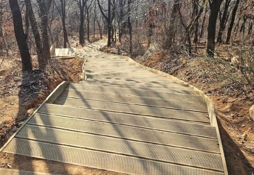 정비를 마친 서대문구 안산 등산로