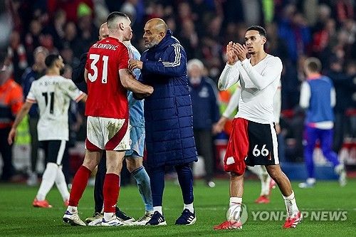 선수들을 격려하는 노팅엄의 누누 이스피리투 산투 감독