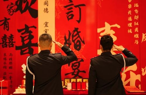 약혼식 올린 중국 경찰관 쉬밍·셴사사 커플