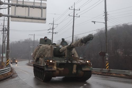 혹한기 훈련 중 이동하는 자주포