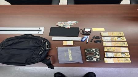 선반에서 발견된 현금 3천만원이 든 가방