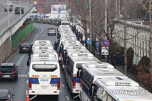 경찰버스 줄 지어있는 관저 앞