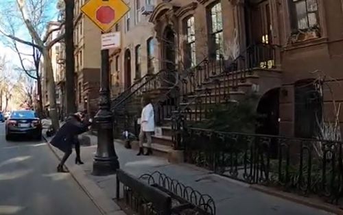 섹스앤더시티 촬영지인 맨해튼 아파트 앞에서 사진을 찍는 관광객들