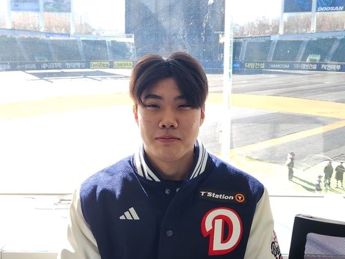 인터뷰하는 두산 신인 박준순