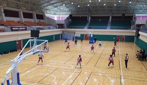 전지 훈련 중인 농구팀