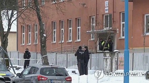 흉기 난동 사건이 발생한 슬로바키아의 한 고등학교 