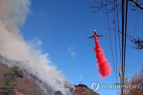 지난 11일(현지시간) LA에서 산불 진화 중인 항공기