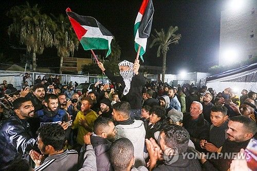 환호하는 가자 주민들