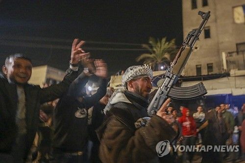 가자지구 칸유니스에서 휴전 소식을 반기는 주민들