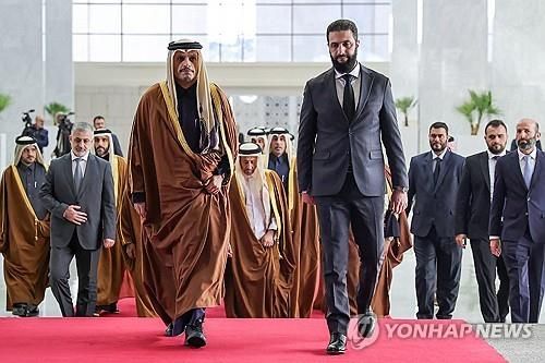 카타르 알사니 총리와 시리아 과도정부 실권자 아메드 알샤라