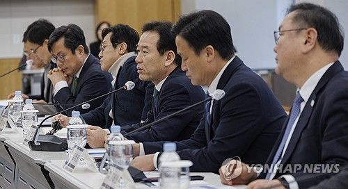 무역업계와 간담회 나선 국회 기획재정위 소속 민주당 의원들