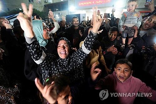 축포와 환호 터진 가자 밤거리…이스라엘-하마스 휴전 합의