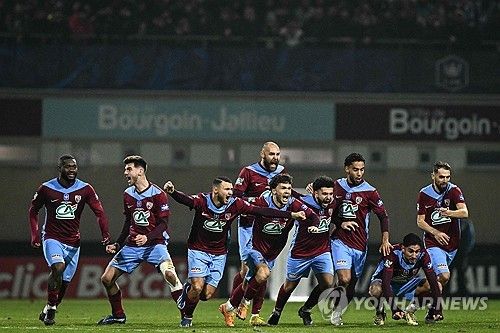 승부차기에서 승리가 확정되자 환호하는 부르고앙잘리외 선수들.