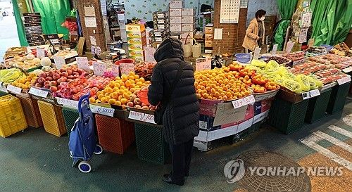 과일 살펴보는 소비자