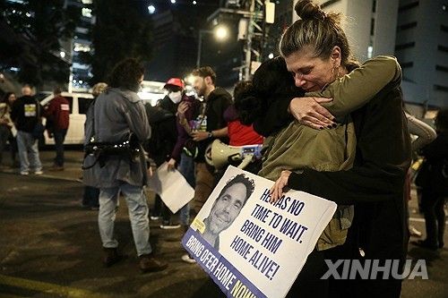 하마스에 친지가 인질로 붙들린 이스라엘인들이 휴전을 환영하는 모습
