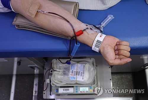 '주먹 꽉 쥐고 헌혈'