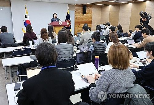 브리핑하는 천재현 헌재 공보관