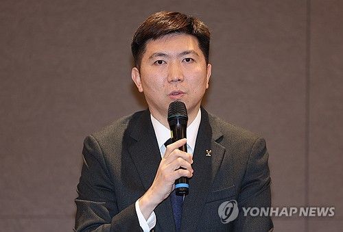 취재진 질문에 답하는 유승민 대한체육회장 당선인