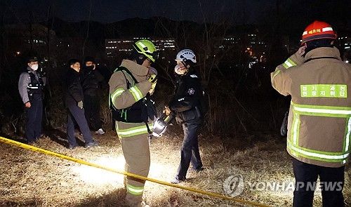 과천 공수처 부근 분신 사건 현장 조사하는 소방과 경찰