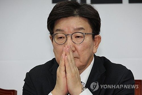 생각에 잠긴 권성동 원내대표