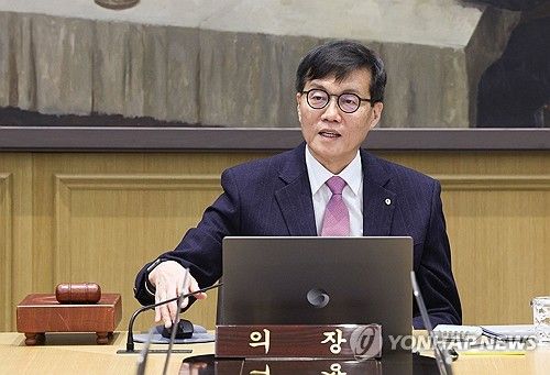 위원들과 인사하는 이창용 한국은행 총재