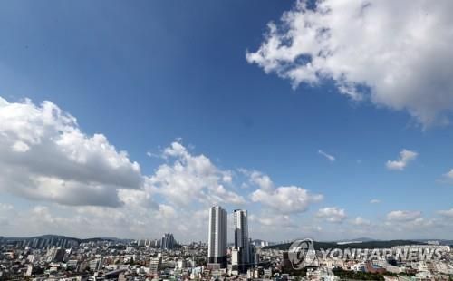 상당산성에서 바라본 청주 하늘