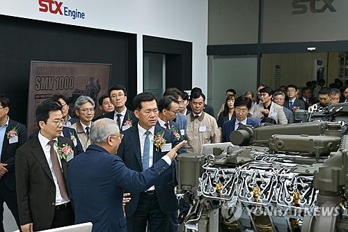 K9 자주포 엔진 살펴보는 석종건 방사청장