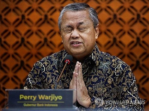 기자회견 하는 인도네시아 중앙은행 총재